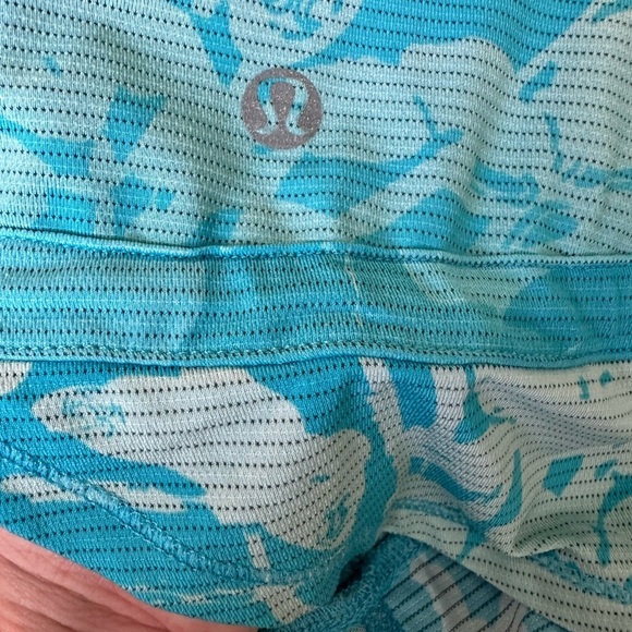 LULULEMON Run: Race Tech High Scoop Neck Blue Tropical Print Tank Top | Size: 6 - Picture 6 of 7